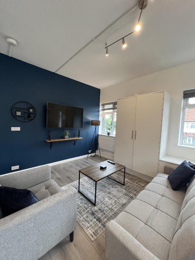 Warner Brothers Apartment Watford  Eksteriør billede